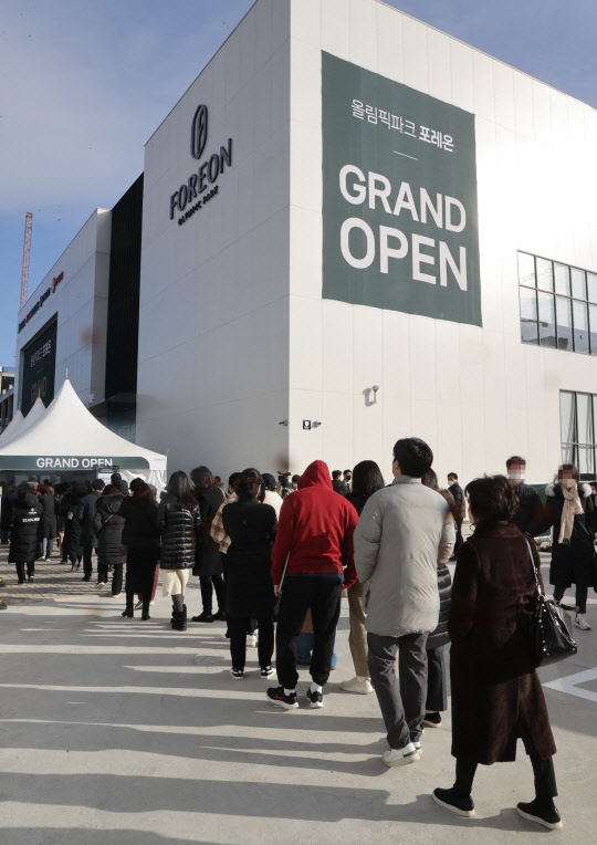 청약 시장 한파가 이어지고 있는 가운데 연말까지 17개 단지가 청약을 받는다. 사진은 서울 올림픽파크 포레온 견본주택에 방문한 시민들.  <사진=연합뉴스>